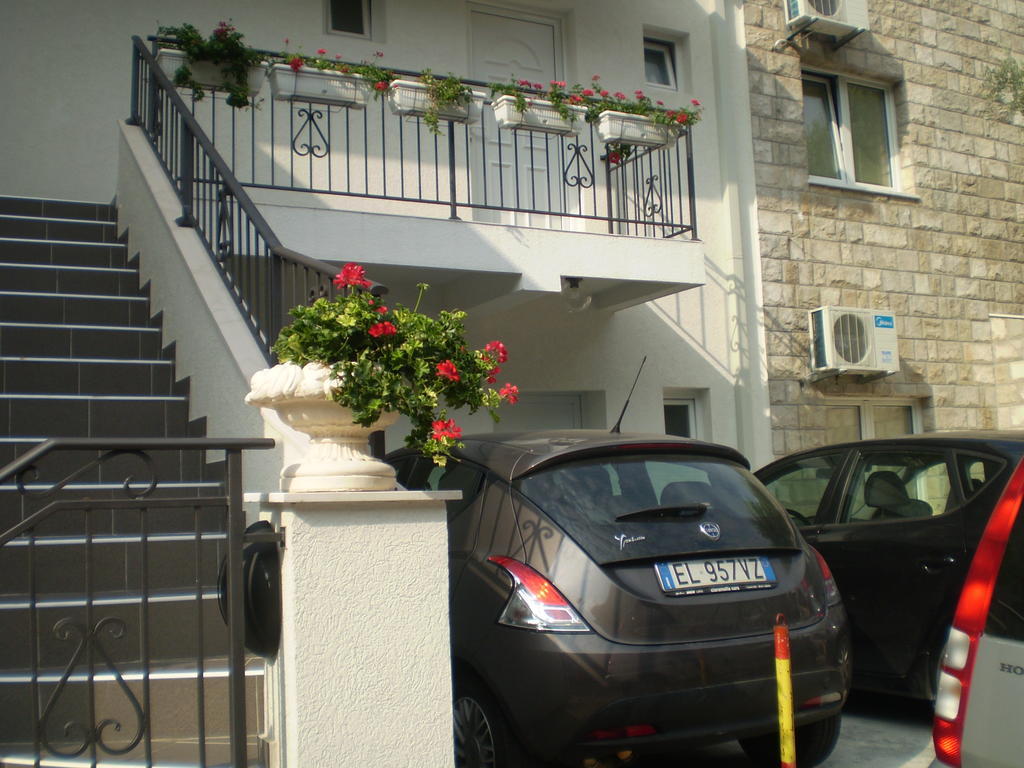 Apartments Leut Свети-Стефан Экстерьер фото